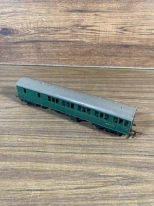 Triang Southern Green Suburban 3rd Class Brake Coach S4717S - Metal Wheels - Picture 1 of 13