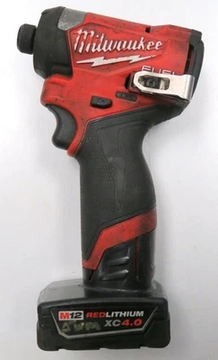 Driver de impacto hexagonal Milwaukee 3453-20 M12 sem fio 1/4" com bateria XC4.0 - Usado - Imagem 1 de 4