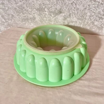 VTG 1978 Tupperware Jadeite Green Jel-Ring Jell-o Mold w/ Lid & Insert - Image 1 of 4