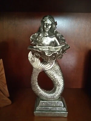 Estatua de sirena plateada sosteniendo una caracola de 12 pulgadas de alto Foto 1 de 3