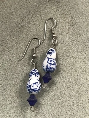 Pendientes colgantes Estate de cerámica asiática azul y blanco con plástico para orejas perforadas -  Foto 1 de 4