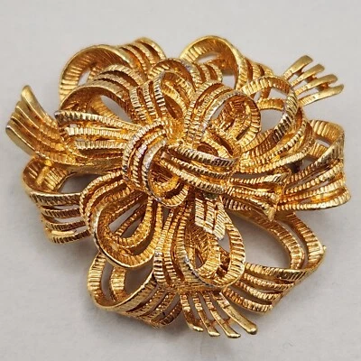 Broche nudo ornamentado de colección cinta lazo M. Jent tono dorado calado texturizado firmado prendedor Foto 1 de 4