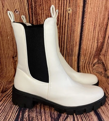 Qupid Black/White Pull On Lug Sole Boots Sz10 Chunky Heel Ankle Booties - Image 1 of 4