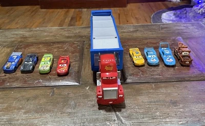Disney Pixar Carros Lançamento Mack Transporter Dinoco 8 Carros McQueen Cruz, King - Imagem 1 de 4