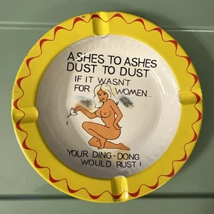 CENICERO DE COLECCIÓN PIN-UP HOJALATA HUMOR, CENIZAS A CENIZAS POLVO A POLVO,,, DING DONG ÓXIDO, AÑOS 60 - Imagen 1 de 3