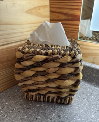 Cubierta de caja de pañuelos de mimbre pesado. Tejido a mano. Cuadrado con fondo cónico. Foto 1 de 3