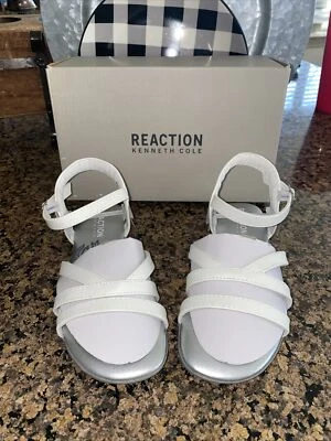 全新无标签 Kenneth Cole 反应女孩亮莉平底凉鞋 - 白色青少年美国 13 — 第 1/3 张图片