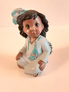 Scultura statuina ragazza indiana nativi americani seduta - Foto 1 di 8