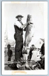 RPPC MORUE GASPESIENNE STE ANNE DE MONTS HOMBRE BACALAO GIGANTE GAGNON POSTAL - Imagen 1 de 2