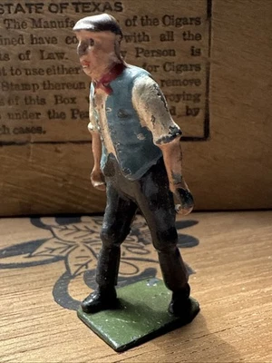 Figura de juguete de colección años 30 Lead Britain’s Farm Worker civil chaleco azul corbata sombrero Foto 1 de 4