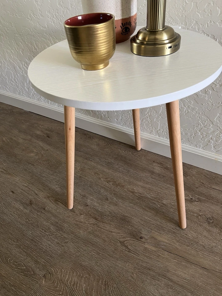 Mesa auxiliar redonda blanca moderna totalmente nueva con patas de madera natural. Foto 1 de 4