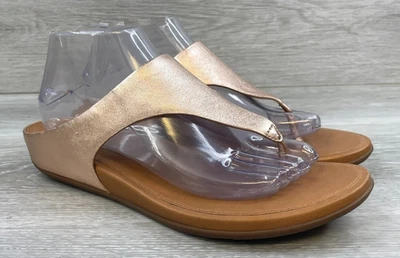 Sandalia FitFlop Banda Para Mujer 10 Tanga Dorada Cuero Cuña Plataforma Acolchada Foto 1 de 4