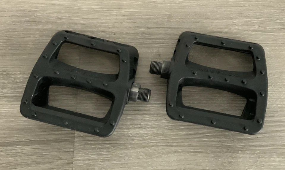 PEDALES PLATAFORMA ODYSSEY 9/16 NEGRO 90 MM X 100 MM Foto 1 de 3