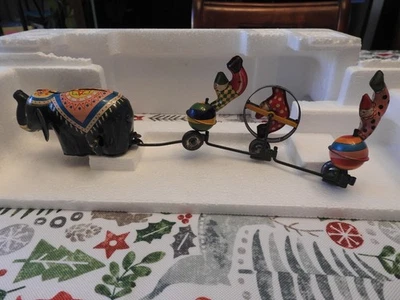 Brinquedo de estanho para elefantes e palhaços de circo. Feito no Japão - Imagem 1 de 3
