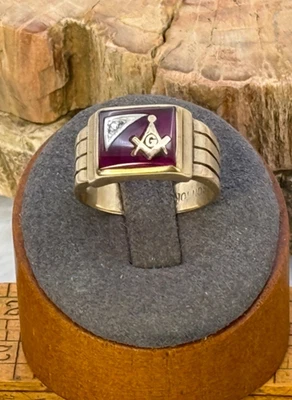 Anillo masónico vintage de oro amarillo macizo de 10k rubí (probado) en talla 10,25--KBB228,25 Foto 1 de 4
