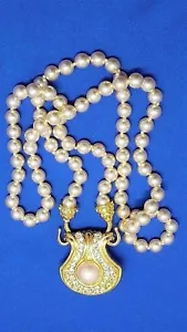 Shell Shaped Nolan Miller Rhinestone Pendant Simulated Pearl Gold Tone Necklace - Picture 1 of 4