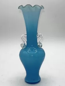 Vaso opalino blu cielo frastagliato e piccoli manici design alto 6" usato in ottime condizioni - Foto 1 di 3