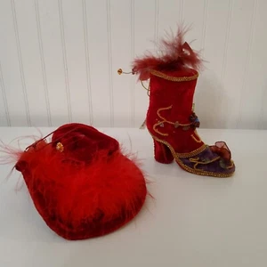 NEU 2 ROTE SAMT VIKTORIANISCHE SCHUH STIEFEL & HUT ORNAMENT FEDERN PERLEN  - Bild 1 von 12