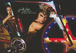 2018 Nick Lee Airbush Künstler Wonder Woman Fahrrad SEMA Show Promo Karte - Bild 1 von 1