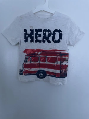 Camiseta blanca 5T con gráfico de camión de bomberos héroe difuso para bebé Gap niños pequeños Foto 1 de 4