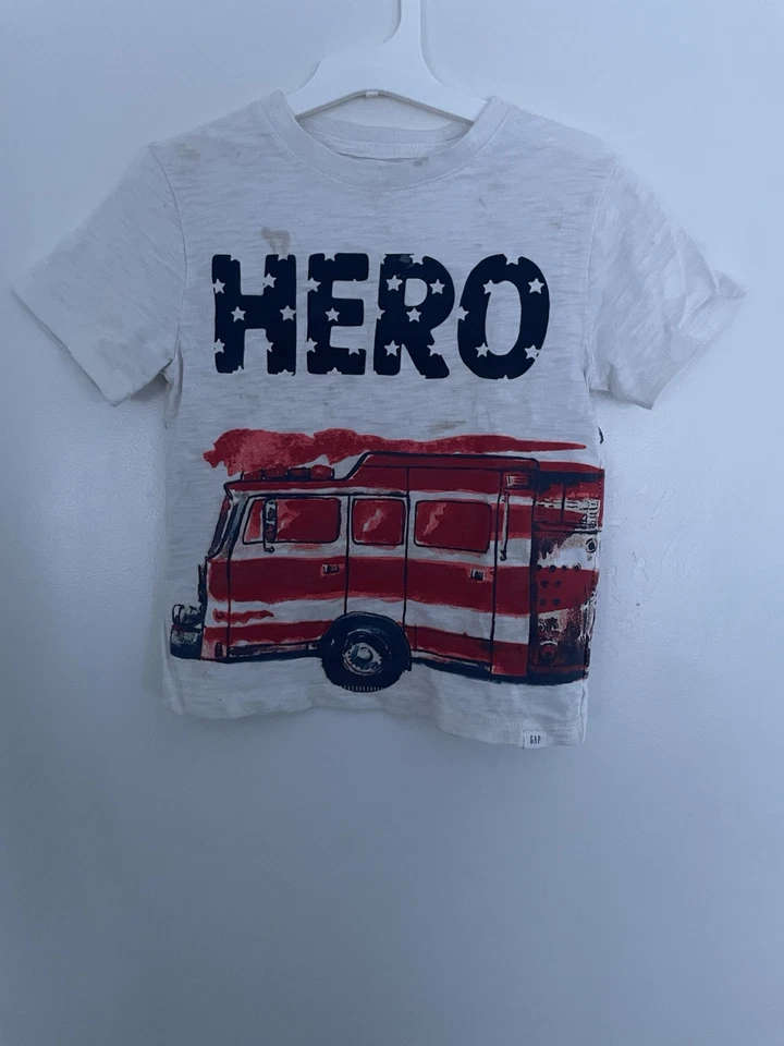 Baby Gap 学步儿童男孩模糊英雄消防车图形圆领 T 恤白色 5T — 第 1/4 张图片