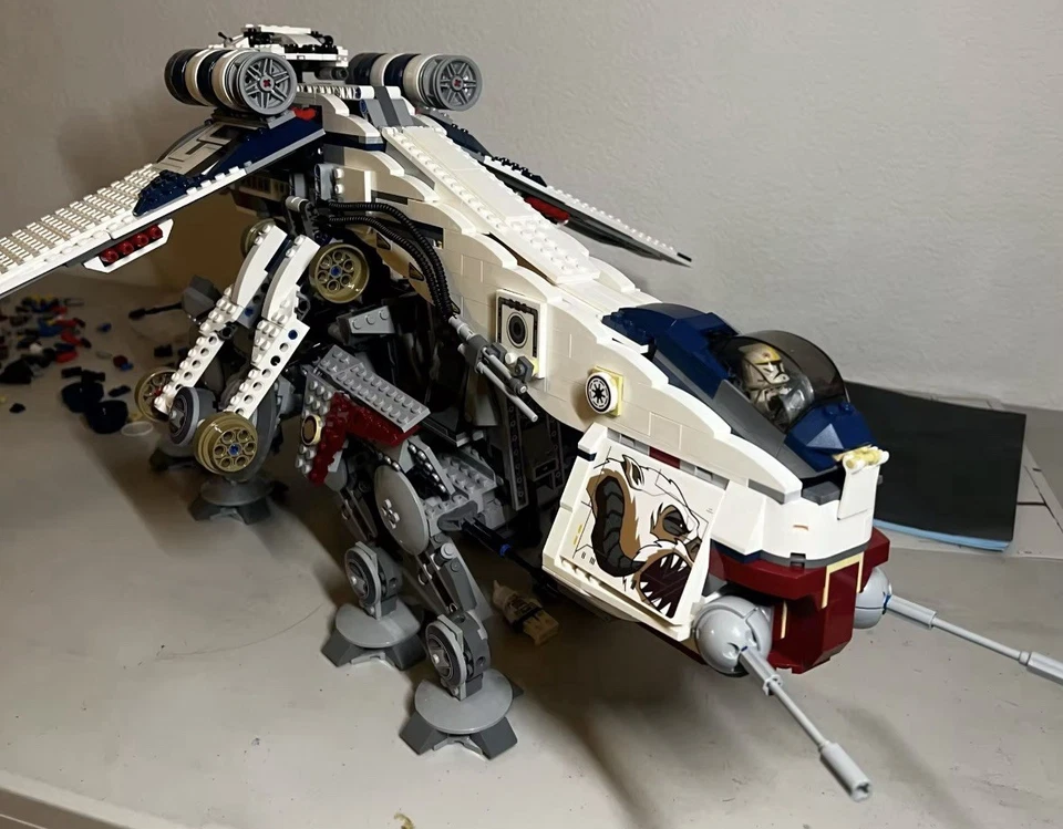LEGO Star Wars Republic Dropship con AT-OT Walker 10195 Foto 1 de 4