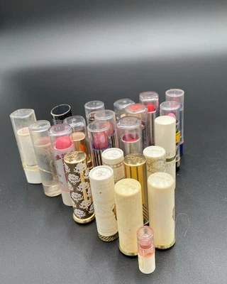 Lote De 23 Tubos De Lápiz Labial De Colección Metal/Plástico Cody Avon Cubierta Niña Revlon++ Foto 1 de 4