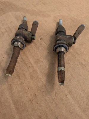 Par de galletas de tanque de combustible Triumph Trophy vintage. Principal y Reserva Foto 1 de 3