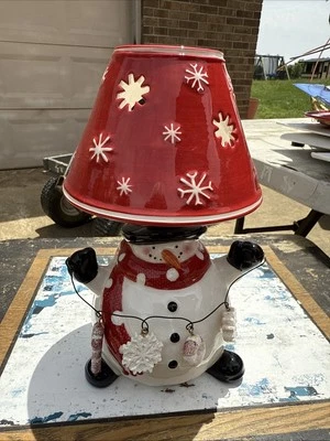 Snowman Holding Swowflajes 和糖果甘蔗花环带红色蜡烛上装 — 第 1/3 张图片