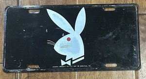 Placa/etiqueta de vehículo delantero Playboy vintage Atlanta Specialty Co Doraville - Imagen 1 de 5