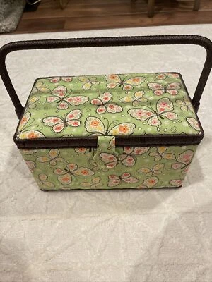 Cesta de costura vintage con estampado de mariposas hecha en Filipinas en muy buena condición Foto 1 de 4