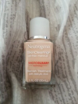 NEUTROGENA SKIN CLEARING OIL FREE MAKEUP 20 NATURAL IVORY - Image 1 of 4