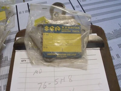 NOS 原始设备制造商铃木 1974 TC125 曲轴箱油库板 12561-28002,OBS/DISC!# — 第 1/4 张图片