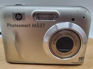 HP Photosmart M537 6.0MP 3X Zoom fotocamera digitale testata*per ricambi o riparazione. - Foto 1 di 9