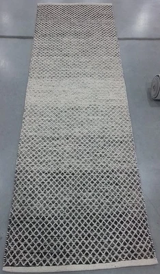 Alfombra negra/marfil 2'-3" x 7'-0" defectuosa, precio reducido 1172780188 MTK601A-27 Foto 1 de 4