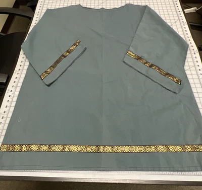 Bonita túnica repro medieval/ren faire verde azulado con ribete dorado, talla 56"+ Foto 1 de 4