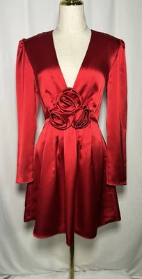 Vestido Gianni Bini Acampanado 2 Manga Larga Satén Profundo Cuello en V Rojo Foto 1 de 4