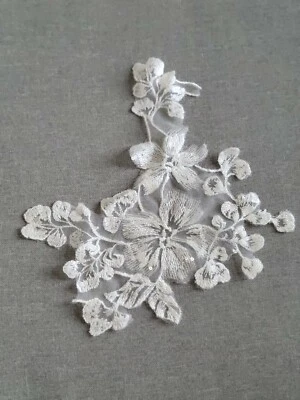 Stella York - Apliques florales de encaje marfil y lentejuelas brillantes para vestido de novia Foto 1 de 4