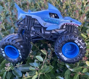 Megalodon Monster Jam Legacy Truck 1/64 Spin Master Series 31 Car Shark - Picture 1 of 4