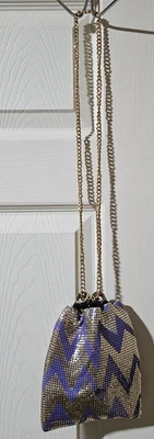 Bolso bolsa de lentejuelas con cordón de cota de malla Zig Zag de Asos Foto 1 de 4