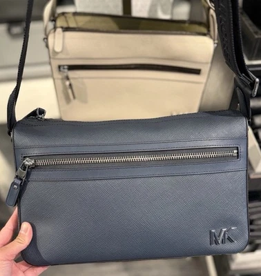 Bolso Michael Kors Edison mediano de cuero granulado cruzado resistente a los arañazos azul marino Foto 1 de 4
