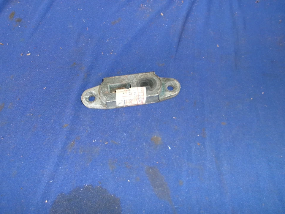 Nuevo de Lote Antiguo 1971,1972 Chevrolet Van G10 G20 G30 Puerta Lateral Striker Nos 3967595 Foto 1 de 1