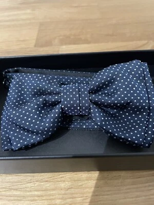 Hugo Boss Moño Corbata Azul Marino Lunares Totalmente Nuevo En Caja Ropa Formal Traje Vestido Foto 1 de 4