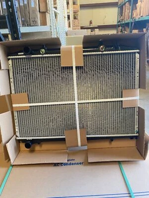 Radiador para camioneta Nissan 1986-96 y Nissan Pathfinder 1987-95 Foto 1 de 2