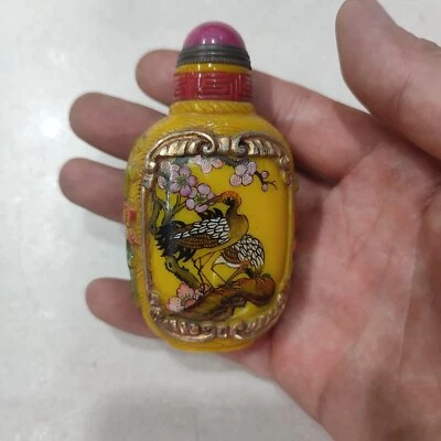 Botella de tabaco de vidrio de Pekín china de coleccionista tallada grúa pintada de amarillo dorado Foto 1 de 4