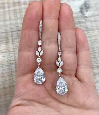 Pendientes colgantes y gancho de musaanita real de corte redondo de 3 quilates chapados en oro blanco de 14 k Foto 1 de 4