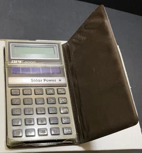 Vintage APF 6000 operativer Solarstrom Taschenrechner und braunes Portemonnaieetui gebraucht - Bild 1 von 5