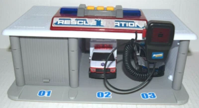 Estação de resgate Adventure Force funcionando sem carro de bombeiros (sons e luzes funcionam) - Imagem 1 de 4