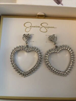 Pendientes colgantes Jessica Simpson tono plata marco abierto corazón detalles circonitas nuevos en caja Foto 1 de 4