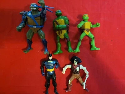 3 bonecos de ação Teenage Mutant Ninja Turtles, Batman e pirata - Imagem 1 de 4